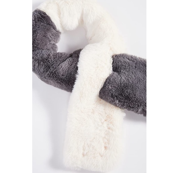 ⭐️New⭐️Apparis Furry Scarf - Picture 2 of 12